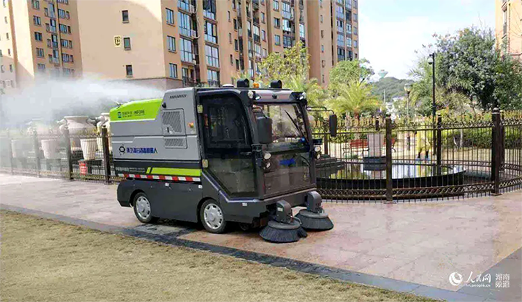 人民网报道：抗击疫情，环卫机器人显身手